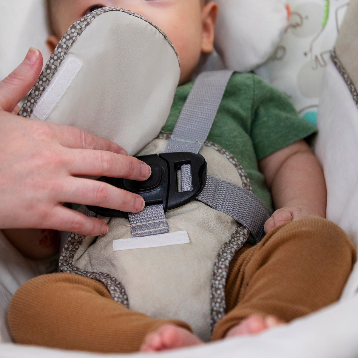 Ingenuity Soothe 'n Delight Portable Baby Swing with Music, Cozy Kingdom